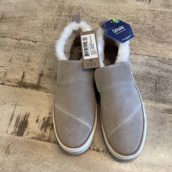 NWT- TOMS Paxton bootie/shoe. Size 6 - Picture 2 of 4